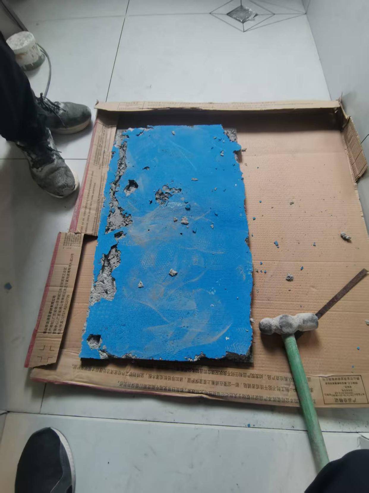 業(yè)主稱墻磚空鼓疑防水層脫離所致<strong></p>
<p>防水材料</strong>，防水材料銷售方：天氣太熱墻體干燥所致，已安排重新施工:防水材料